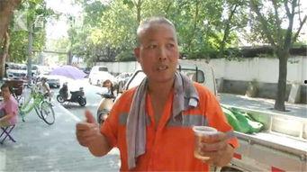 给路人吃瓜喝水,给路人送瓜送水，传递夏日清凉与温情